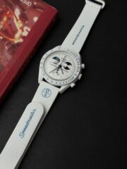 OMEGA X SWATCH MOONSWATCH – SNOOPY MOONPHASE EDITION - Image 2